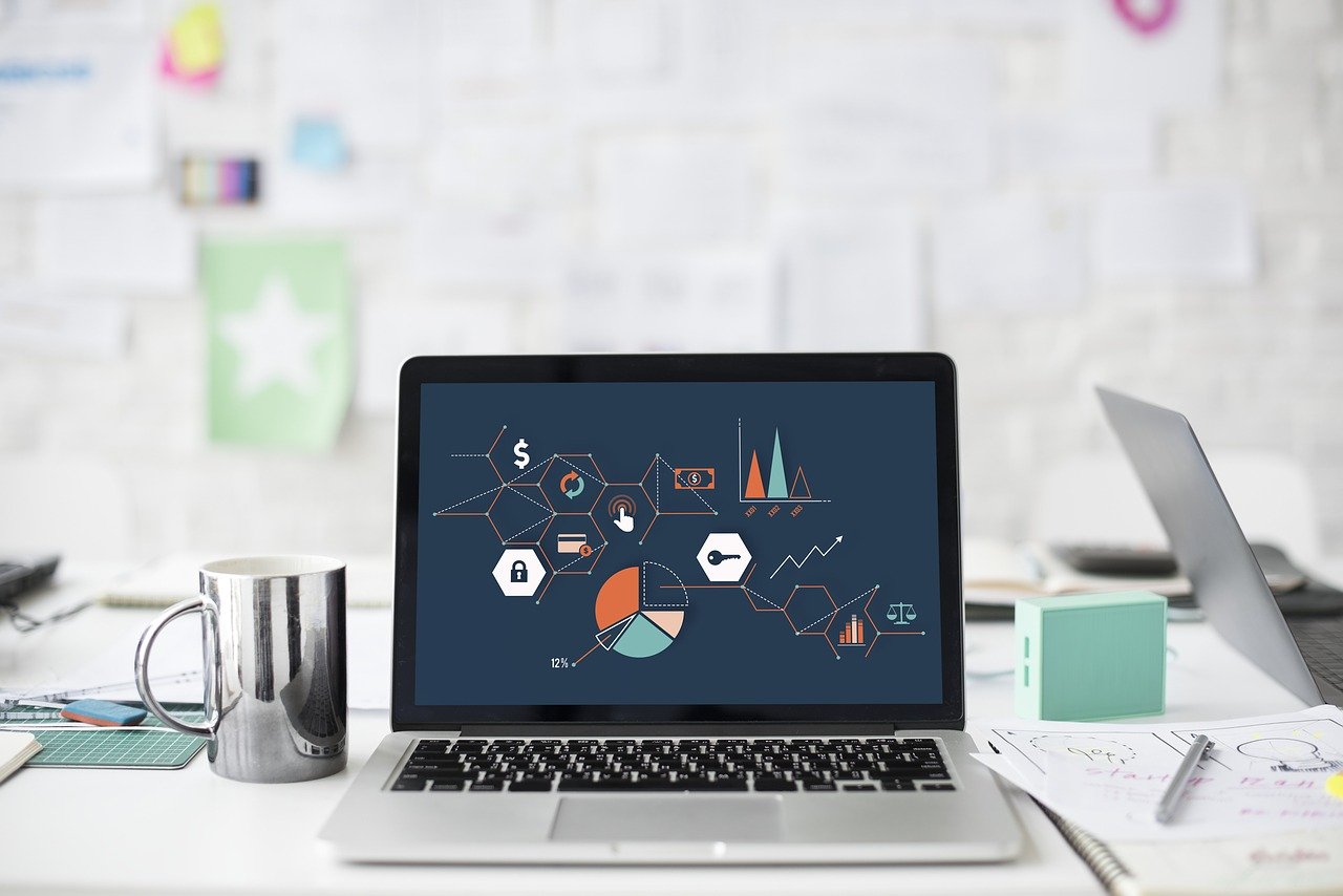 Un buen software de gestión hotelera sirve para facilitar el aumento de los ingresos y la reducción de los costes con trabajo hecho manualmente
