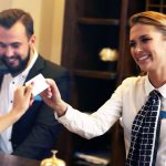 recepcionista-de-hotel-como-esse-profissional-pode-fazer-a-diferenca-no-seu-negocio-feature-image